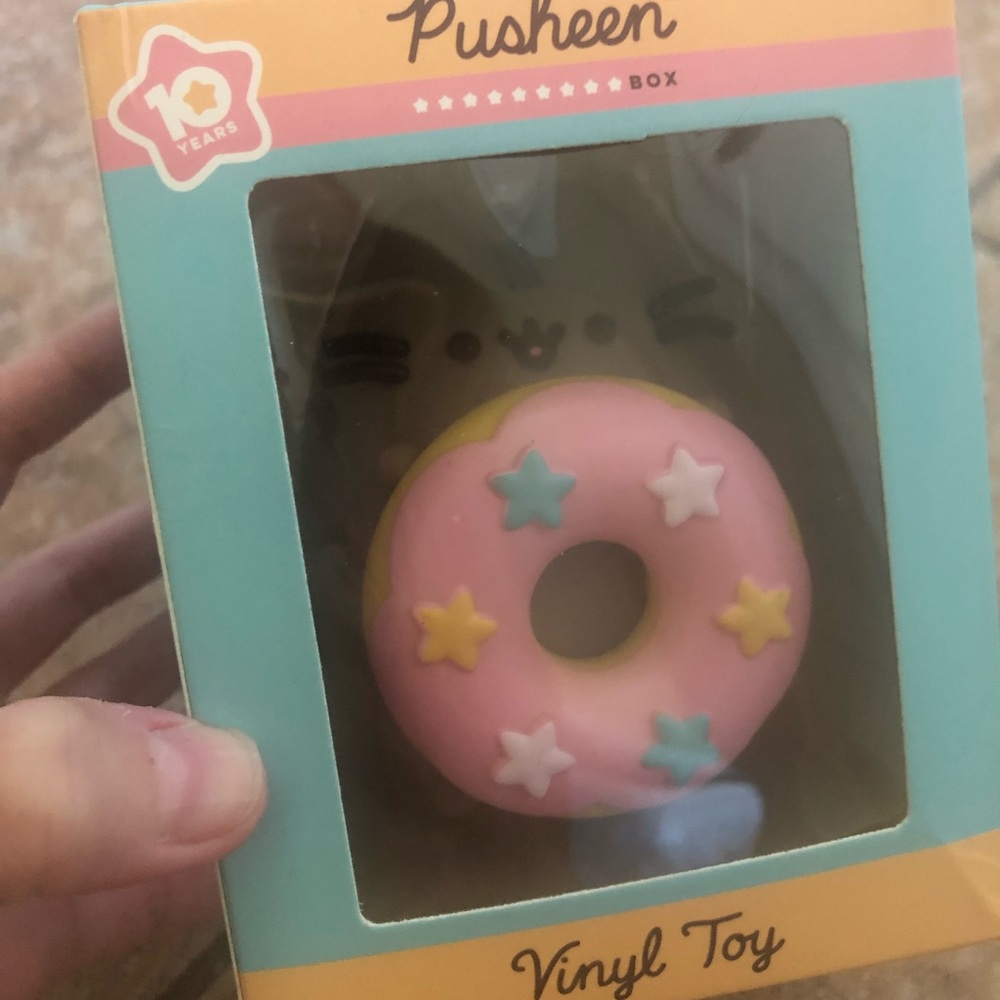 Donut Pusheen vinyl toy